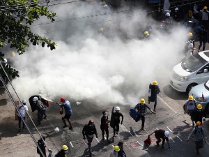 Полиција у Мјанмару сузавцем и гуменим мецима на демонстранте, више погинулих и повређених