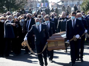 Више од хиљаду људи на Бандићевој сахрани у Загребу – надлежнима новчане казне