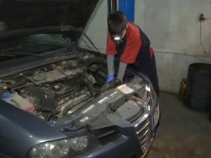 Никола има 11 година, а аутомобиле поправља као велики