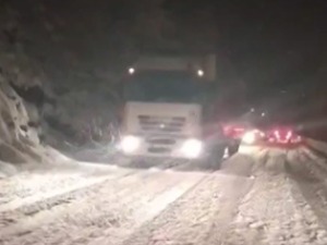 Саобраћајни колапс код Нове Вароши због снега, колона од 50 камиона