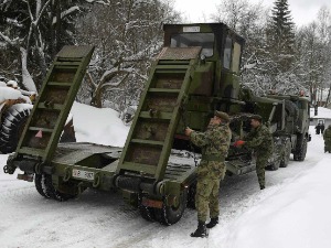 Министар Стефановић стигао у Црну Траву, војска чисти завејане путеве