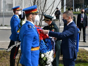 Министар Стефановић и генерал Веи Фенгхе положили венце на спомен-обележје погинулим кинеским новинарима
