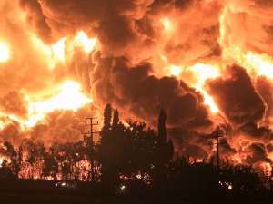 Пожар у рафинерији нафте у Индонезији - повређено 20 особа, евакуисано 950