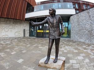 Грета Тунберг у природној величини „од 24.000 фунти“ у кампусу факултета – јавност подељена