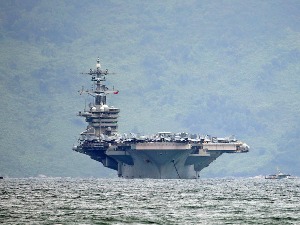 "Теодор Рузвелт" у Јужном кинеском мору, у близини и кинеска морнарица