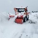 Пробијање снежних наноса на путу преко брда Одвраћница на Голији