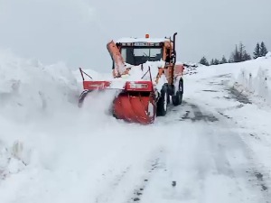 Пробијање снежних наноса на путу преко брда Одвраћница на Голији