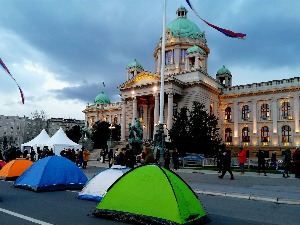 Фриленсери испред Скупштине, најавили тродневни протест