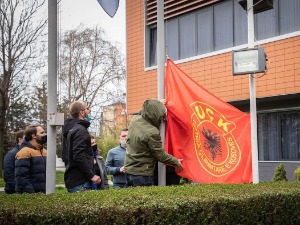Застава бивше ОВK у центру Приштине