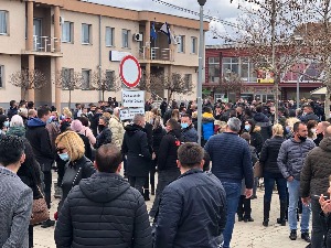 Протест у Грачаници, окупљени захтевају да полицијски командир поднесе оставку