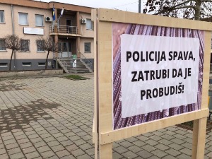 Полиција у Грачаници уклонила билборд са натписом "Полиција спава, затруби да је пробудиш"