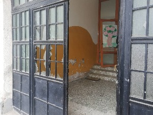 Поломљена стакла на улазним вратима школе у Обилићу
