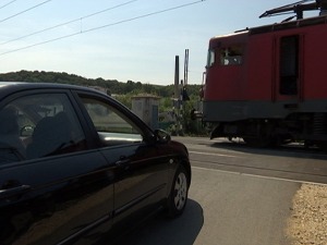 Опрез на пружним прелазима, не постоји срећа да неко избегне воз