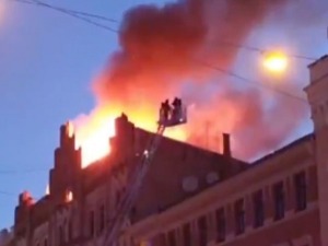 Пожар у центру Риге, страдало осам људи