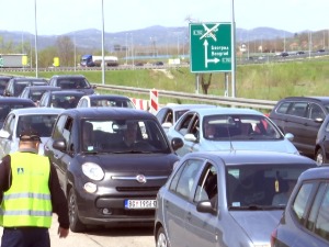 Саобраћај на путевима Србије појачан, на наплатним рампама нема више гужви