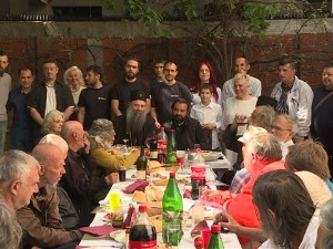 Патријарх Порфирије на Васкрс ручао са бескућницима и обишао болесне малишане у Тиршовој
