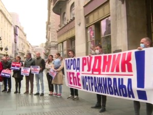 Протест испред САНУ током конференције "Пројекат Јадар - шта је познато"