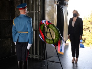 Положени венци на Споменик Незнаном јунаку на Авали и на гробљу Ослободилаца Београда
