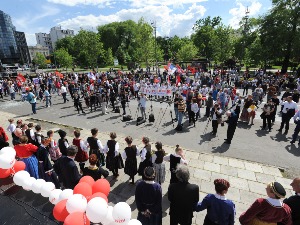 Породична шетња у Београду, Двери траже повлачење три закона из скупштинске процедуре