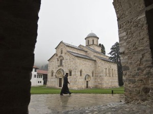 Eпархија: Пет година одбијања да се манастиру Високи Дечани упише имовина