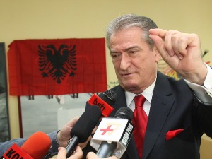 Албанија, Саљи Бериша против Стејт департмента Албанија, Саљи Бериша против Стејт департмента