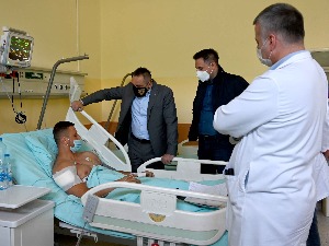 Вулин посетио полицајца рањеног у акцији хапшења на Звездари