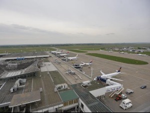 Авион са 80 путника ванредно слетео на београдски аеродром