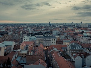 Јак ветар рушио стабла у Загребу, потопљене улице у Сарајеву Јак ветар рушио стабла у Загребу, потопљене улице у Сарајеву