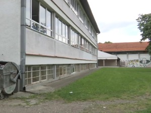 Дечак скочио кроз прозор школе у Крушевцу, поломио ноге