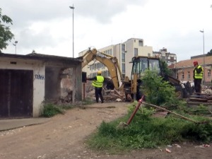 Почело уклањање гаража у центру Пирота, власници негодују