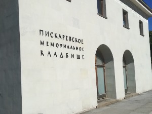 Дачић положио венац на Меморијалном гробљу у Санкт Петербургу