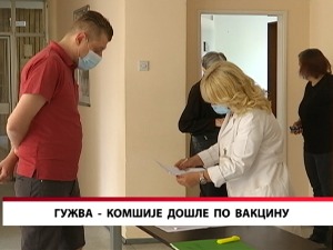 Гужва - комшије дошле по вакцину  