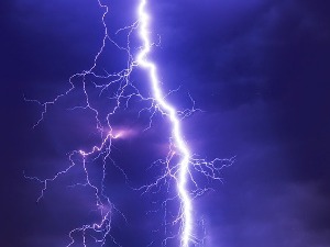 Чучање и закопавање у земљу нас неће спасити – како се најбоље заштитити  од грома
