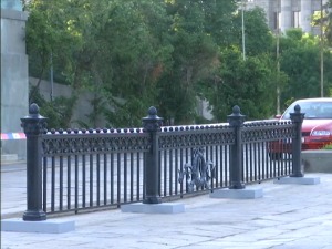 Стара ограда поново испред Скупштине, фрагмент враћен на место после 65 година