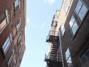 Да би избегли рушење – преселили кућу у комшилук 