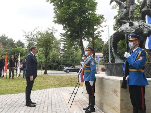 Вучић положио венац на Споменик јунацима са Кошара