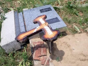 Поново оскрнављено православно гробље у Ораховцу