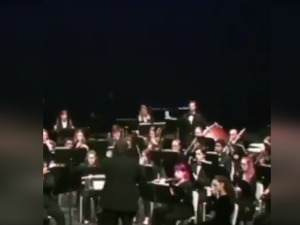 Погодила је песма