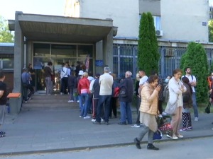 Гужве и редови за пасоше и личне карте, МУП апелује на грађане да не чекају последњи тренутак