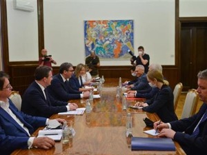 Вучић са Грушком о сарадњи Србије и Русије и помоћи током пандемије