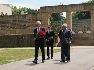 Грушко положио цвеће на споменик "Вечна ватра"