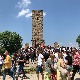 Хиљаде људи на Газиместану, приведен младић, полиција одузимала српска обележја