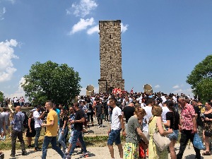 Хиљаде људи на Газиместану, приведен младић, полиција одузимала српска обележја