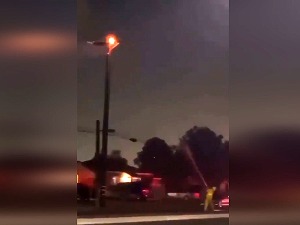 Улична светиљка баца светлост у круг