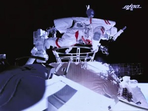 Прва свемирска шетња кинеских астронаута ван нове станице