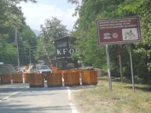 Kфор заменио старе препреке новим на прилазу Високим Дечанима