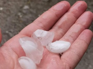 Град величине ораха сручио се на Ниш, јака киша у Крушевцу, Ћуприји, Смедереву и околини Пирота