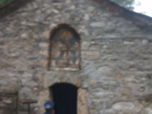 Непознате особе провалиле у храм Св. Петра и Павла у Броду и исписала графите ОВК