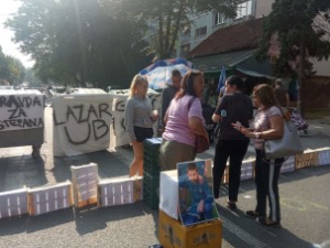Грађани не одустају од протеста, блокирана улица на Карабурми
