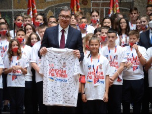 Вучић са младим спортистима – Србија је ваша отаџбина